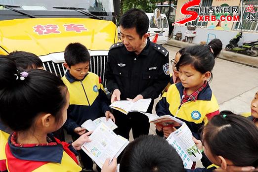 鹽湖交警加強(qiáng)農(nóng)村交通安全輔導(dǎo)站學(xué)生乘坐校車宣傳教育