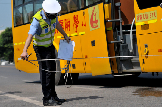 北碚交巡警支隊(duì)組織開展危化品道路運(yùn)輸及校車重特大道路交通事故應(yīng)急處置演練