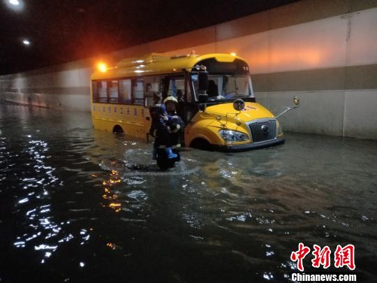 四川廣元:暴雨致校車被困 消防救出20余名學生 四川廣元:暴雨致校車被困 消防救出20余名學生