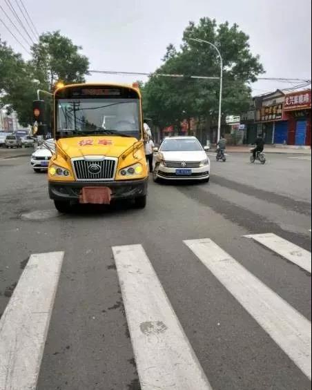 突發!河南安陽永安街附近一輛校車與私家車相撞 突發!河南安陽永安街附近一輛校車與私家車相撞