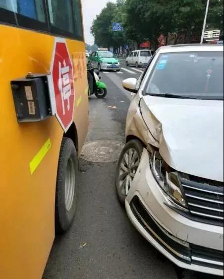 突發!河南安陽永安街附近一輛校車與私家車相撞 突發!河南安陽永安街附近一輛校車與私家車相撞
