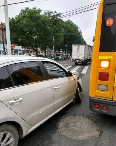 突發!河南安陽永安街附近一輛校車與私家車相撞 突發!河南安陽永安街附近一輛校車與私家車相撞