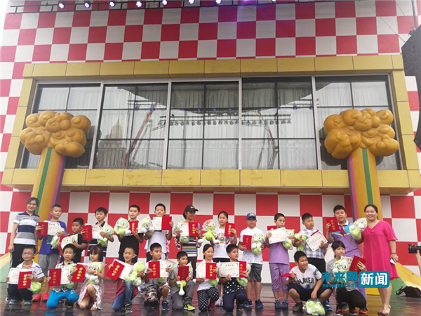 小學生發明校車安全提示器 用科技創新助力夢想騰飛 小學生發明校車安全提示器 用科技創新助力夢想騰飛