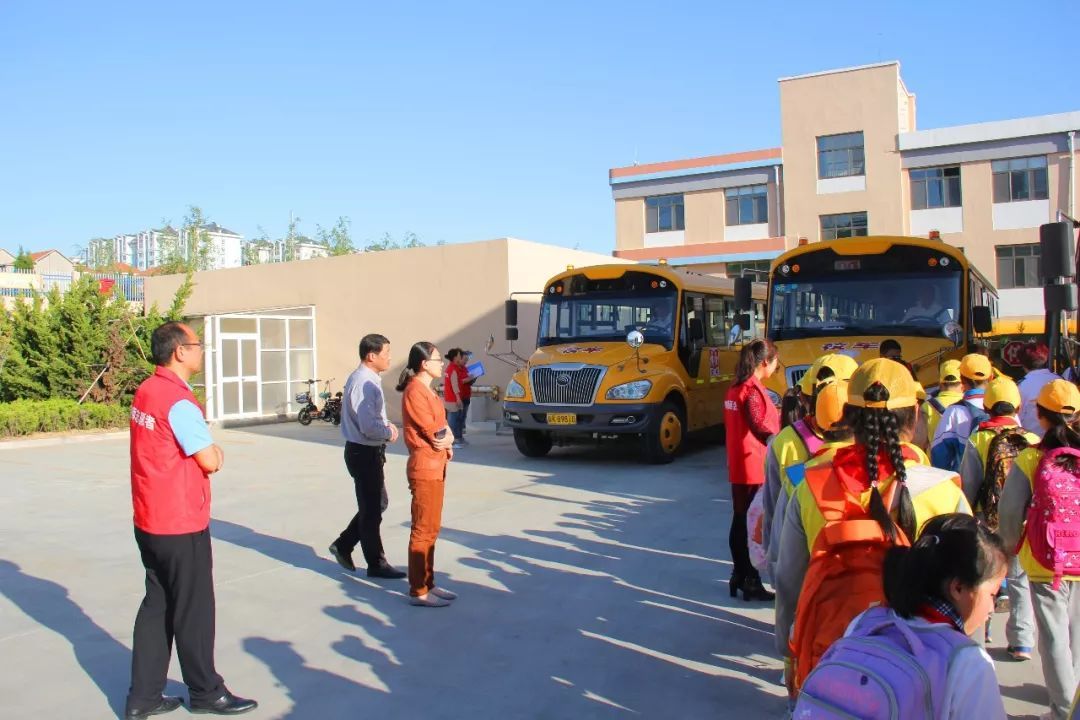 山東榮成：市政府副市長王繼靜督查我市校園校車安全工作