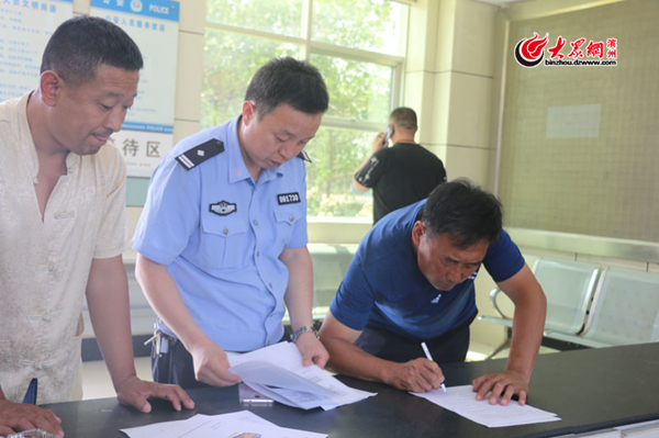 山東:無棣交警完善一車一警檔案規范校車安全管理 山東:無棣交警完善一車一警檔案規范校車安全管理