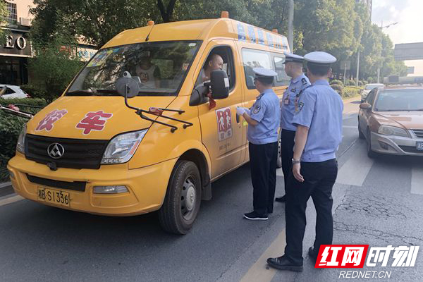 湖南株洲天元：交警聯(lián)合區(qū)教育局開(kāi)展暑期校車安全突查