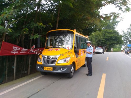 四川沿灘:嚴查校車 守護幼兒暑期交通安全 四川沿灘:嚴查校車 守護幼兒暑期交通安全