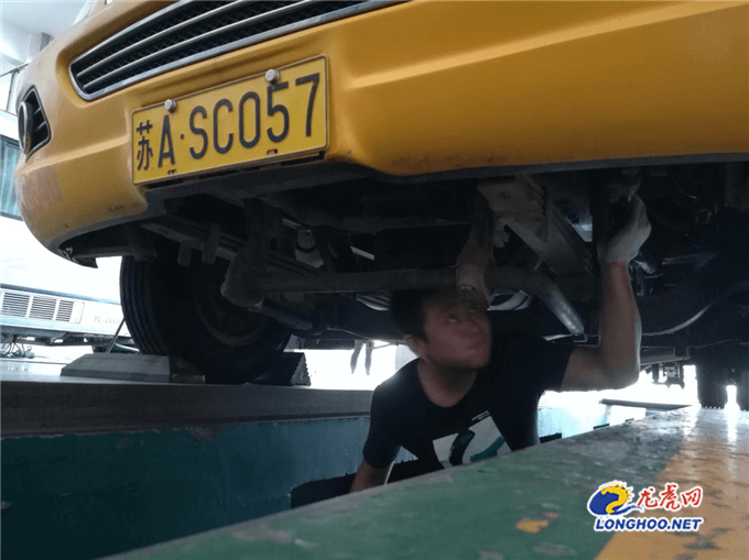 六合公司開展校車專項(xiàng)安檢迎接開學(xué)/ 六合公司開展校車專項(xiàng)安檢迎接開學(xué)