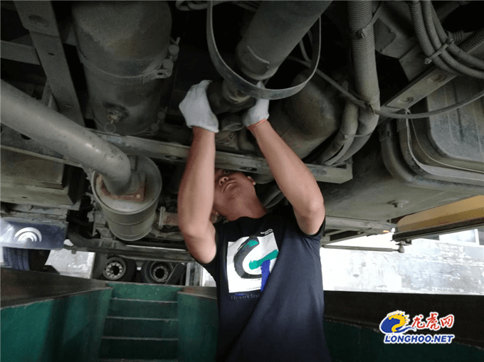 六合公司開展校車專項(xiàng)安檢迎接開學(xué)/ 六合公司開展校車專項(xiàng)安檢迎接開學(xué)