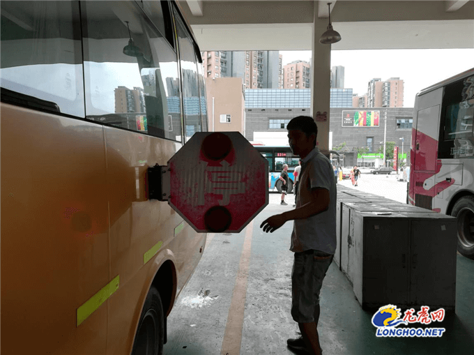 六合公司開展校車專項(xiàng)安檢迎接開學(xué)/ 六合公司開展校車專項(xiàng)安檢迎接開學(xué)