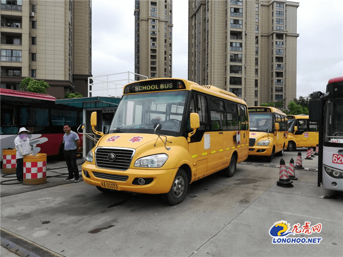 六合公司開展校車專項(xiàng)安檢迎接開學(xué)/ 六合公司開展校車專項(xiàng)安檢迎接開學(xué)