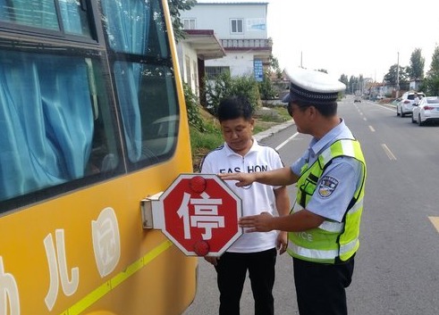 開學(xué)前鄒城校車“體檢” 交警查得特仔細(xì)