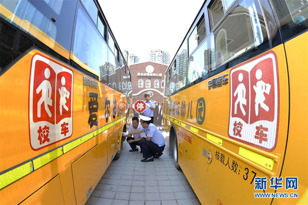 河北邢臺:校車“體檢”待開學 河北邢臺:校車“體檢”待開學