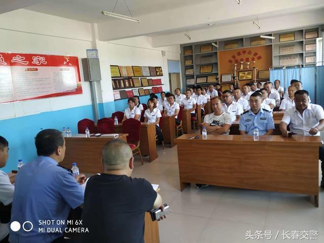 新學期開學季丨長春交警為校車駕駛員和學生家長送去“交通安全禮”