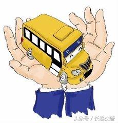 新學期開學季丨長春交警為校車駕駛員和學生家長送去“交通安全禮”