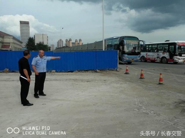 新學期開學季丨長春交警為校車駕駛員和學生家長送去“交通安全禮”