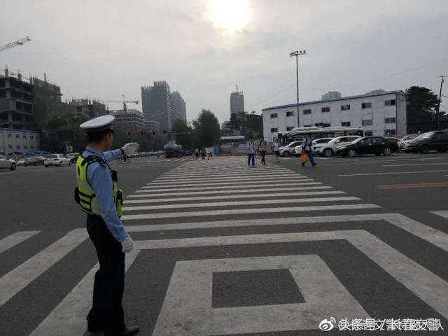 新學期開學季丨長春交警為校車駕駛員和學生家長送去“交通安全禮”