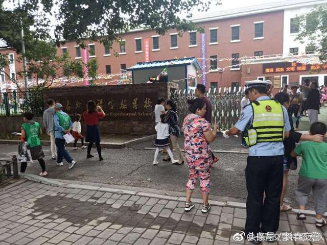 新學期開學季丨長春交警為校車駕駛員和學生家長送去“交通安全禮”