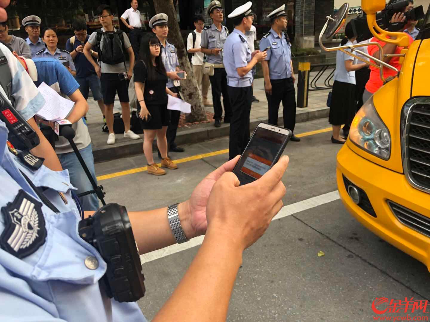 廣州：開學(xué)首日早晨，交警共查處校車違規(guī)違法行為25宗