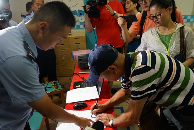 開學前夕,合肥交警新站大隊為轄區內校車“體檢” 開學前夕,合肥交警新站大隊為轄區內校車“體檢”