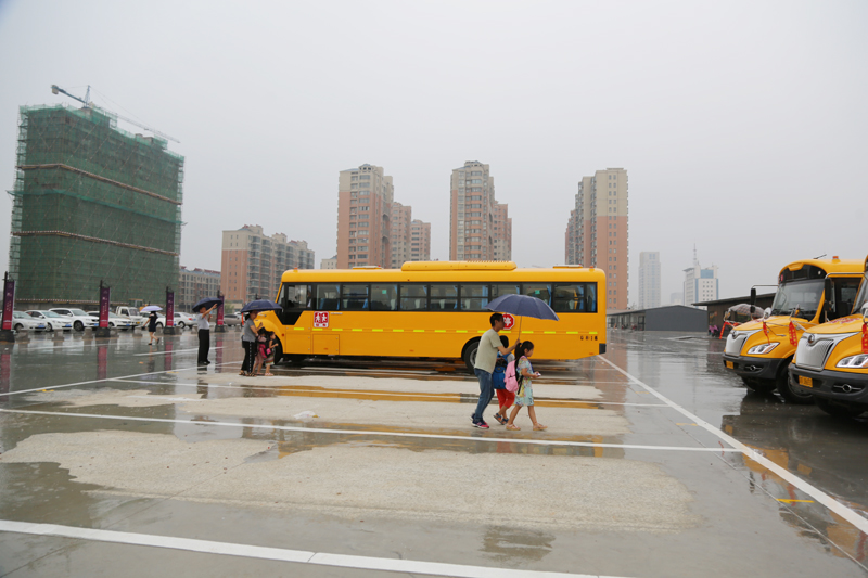 江蘇連云港贛榆區(qū)：學(xué)生今日起坐上專(zhuān)用校車(chē)