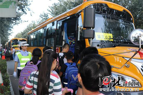 廊坊固安新購52部專用校車開學日啟用/ 廊坊固安新購52部專用校車開學日啟用