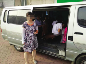 大連:嚴重超員“黑校車” 被抓時學生還在車里寫作業 大連:嚴重超員“黑校車” 被抓時學生還在車里寫作業