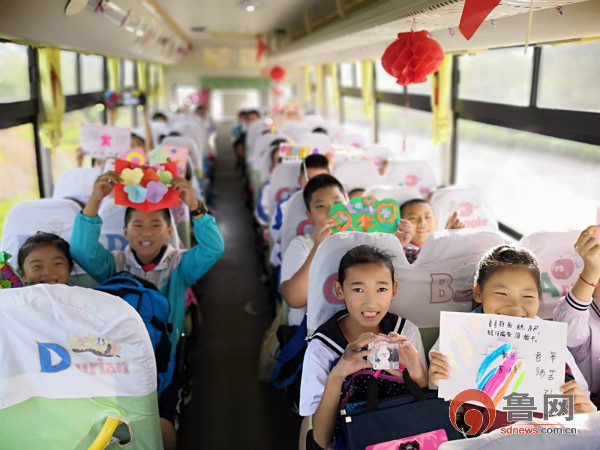 青島：交運(yùn)西海岸溫馨校車在車廂內(nèi)組織開展“感恩教師節(jié)”主題活動(dòng)