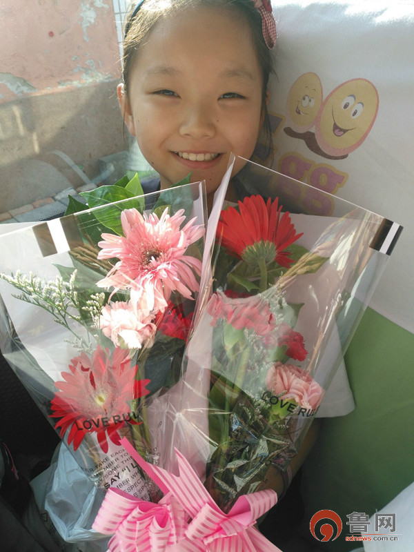 青島：交運(yùn)西海岸溫馨校車在車廂內(nèi)組織開展“感恩教師節(jié)”主題活動(dòng)