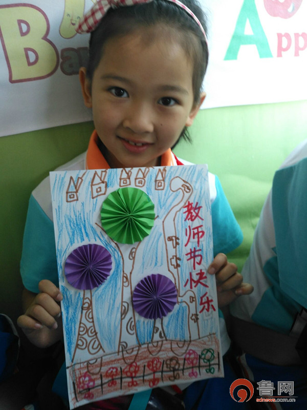 青島：交運(yùn)西海岸溫馨校車在車廂內(nèi)組織開展“感恩教師節(jié)”主題活動(dòng)