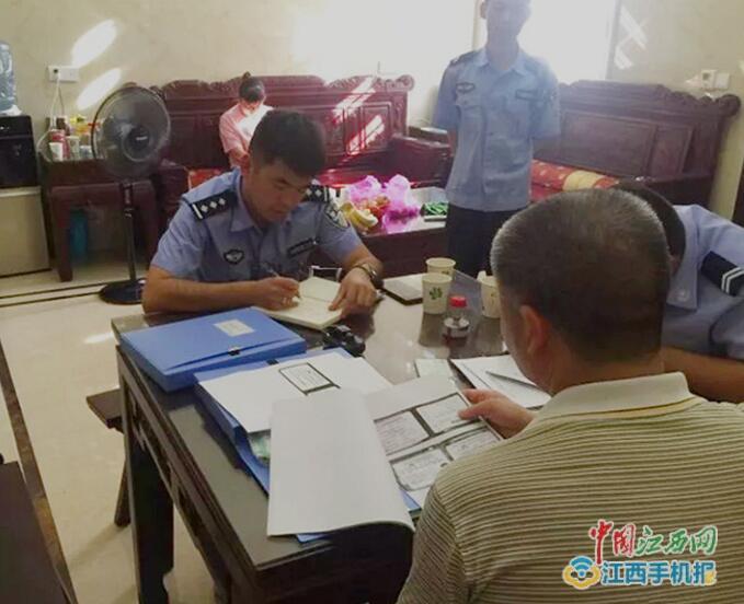 江西:玉山交警“地毯式”嚴查校車安全 玉山交警“地毯式”嚴查校車安全