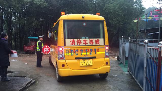 知識點:交警對校車安全檢查,都重點檢查什么? 吉水交警積極開展校車安全檢查整治行動