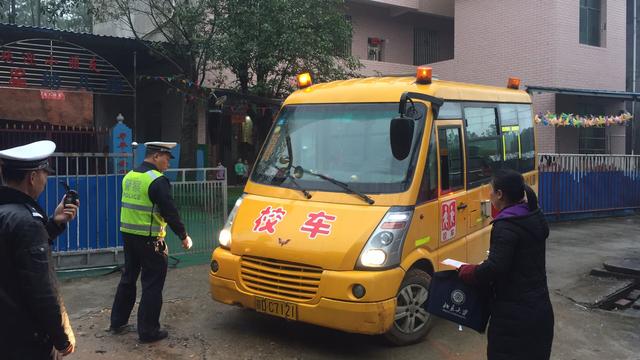 知識點:交警對校車安全檢查,都重點檢查什么? 吉水交警積極開展校車安全檢查整治行動