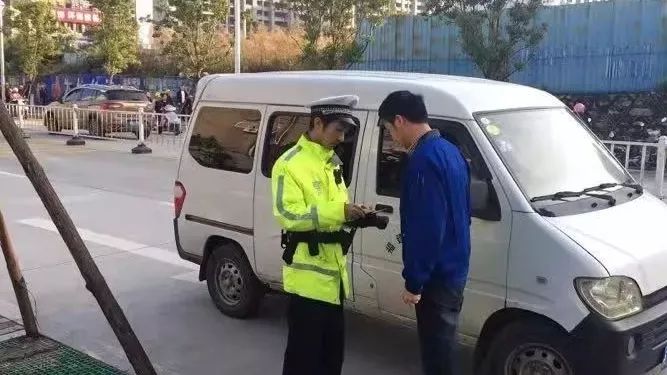 校車安全無小事,福清交警嚴查嚴處“黑校車”!!! 校車安全無小事,福清交警嚴查嚴處“黑校車”!!!