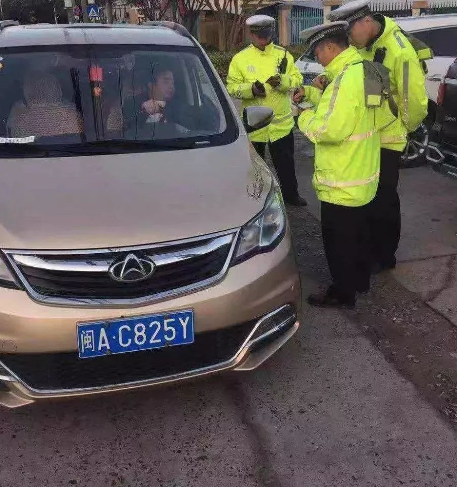 校車安全無小事,福清交警嚴查嚴處“黑校車”!!! 校車安全無小事,福清交警嚴查嚴處“黑校車”!!!