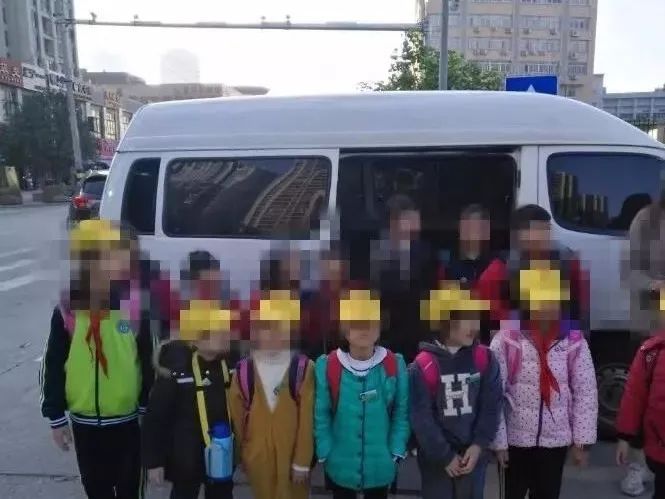 校車安全無小事,福清交警嚴查嚴處“黑校車”!!! 校車安全無小事,福清交警嚴查嚴處“黑校車”!!!