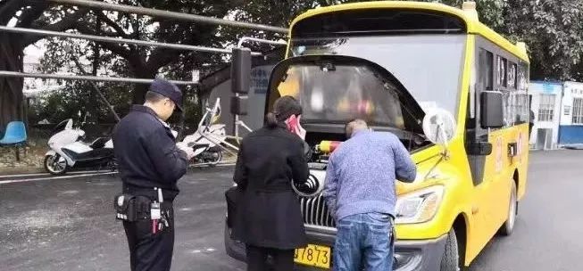 校車安全無小事,福清交警嚴查嚴處“黑校車”!!! 校車安全無小事,福清交警嚴查嚴處“黑校車”!!!