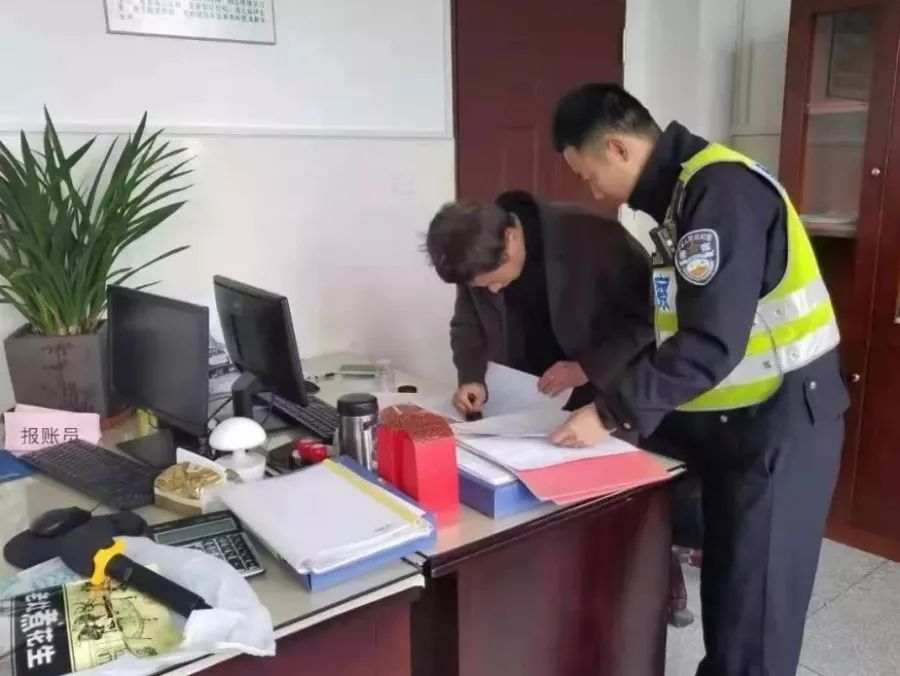 校車安全無小事,福清交警嚴查嚴處“黑校車”!!! 校車安全無小事,福清交警嚴查嚴處“黑校車”!!!