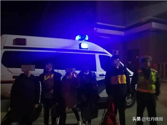 “校車”涉嫌違規(guī)被查 學(xué)生卻稱被交警“暖到了” “校車”涉嫌違規(guī)被查 學(xué)生卻稱被交警“暖到了”