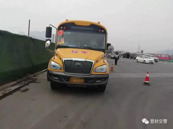 登封一校車司機找替駕 違法上路被處罰 登封一校車司機找替駕 違法上路被處罰