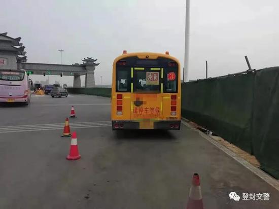 登封一校車司機找替駕 違法上路被處罰 登封一校車司機找替駕 違法上路被處罰