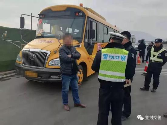 登封一校車司機找替駕 違法上路被處罰 登封一校車司機找替駕 違法上路被處罰
