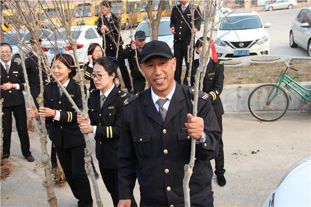“大鼻子”校車志愿者多處植樹(shù)增綠 還在車內(nèi)開(kāi)講環(huán)保課 “大鼻子”校車志愿者多處植樹(shù)增綠 還在車內(nèi)開(kāi)講環(huán)保課