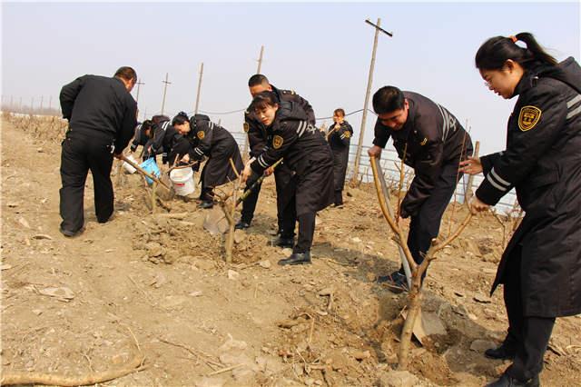 “大鼻子”校車志愿者多處植樹(shù)增綠 還在車內(nèi)開(kāi)講環(huán)保課 “大鼻子”校車志愿者多處植樹(shù)增綠 還在車內(nèi)開(kāi)講環(huán)保課