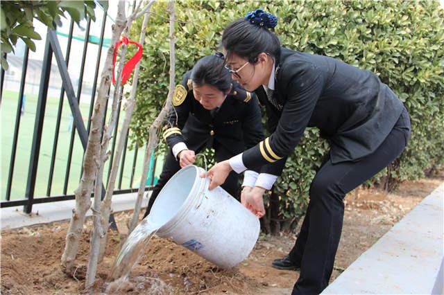 “大鼻子”校車志愿者多處植樹(shù)增綠 還在車內(nèi)開(kāi)講環(huán)保課 “大鼻子”校車志愿者多處植樹(shù)增綠 還在車內(nèi)開(kāi)講環(huán)保課