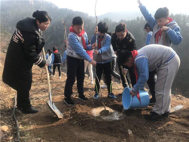 “大鼻子”校車志愿者多處植樹(shù)增綠 還在車內(nèi)開(kāi)講環(huán)保課 “大鼻子”校車志愿者多處植樹(shù)增綠 還在車內(nèi)開(kāi)講環(huán)保課