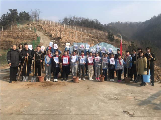 “大鼻子”校車志愿者多處植樹(shù)增綠 還在車內(nèi)開(kāi)講環(huán)保課 “大鼻子”校車志愿者多處植樹(shù)增綠 還在車內(nèi)開(kāi)講環(huán)保課