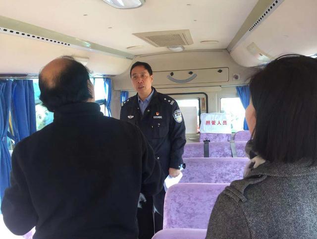 晉城交警四大隊民警走進轄區幼兒園檢查校車安全/ 晉城交警四大隊民警走進轄區幼兒園檢查校車安全