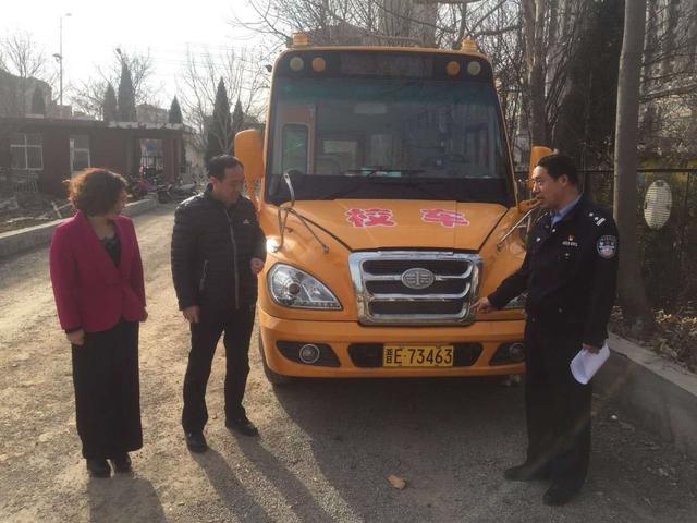 晉城交警四大隊民警走進轄區幼兒園檢查校車安全/ 晉城交警四大隊民警走進轄區幼兒園檢查校車安全