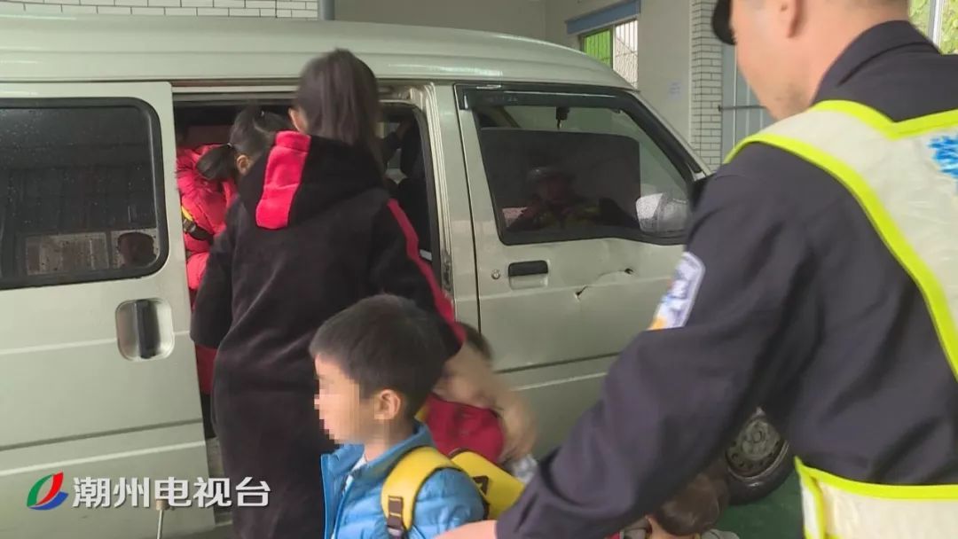 “黑校車”超員近200% 潮安交警依法查扣 “黑校車”超員近200% 潮安交警依法查扣